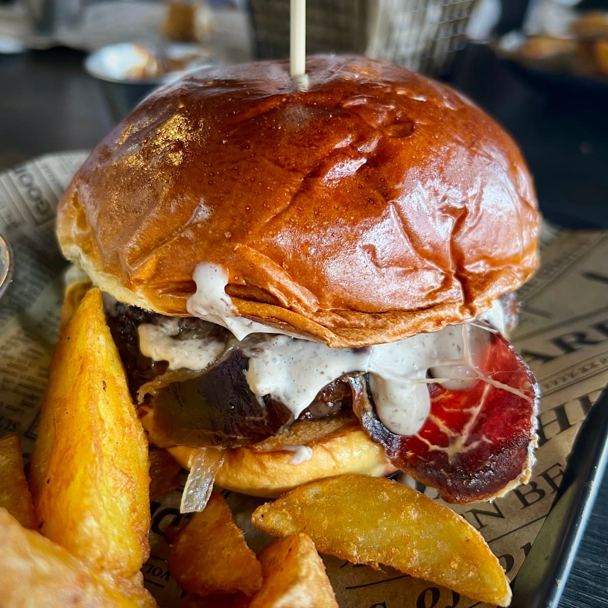 Detalle de una hamburguesa Burguitos con toppings artesanales